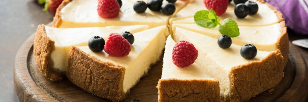 3 przepisy na sernik z serkiem mascarpone. Podajemy najlepsze przepisy! 2 Tarta serowa z owocami. Obrazek w artykule 3 przepisy na sernik z serkiem mascarpone. Podajemy najlepsze przepisy!