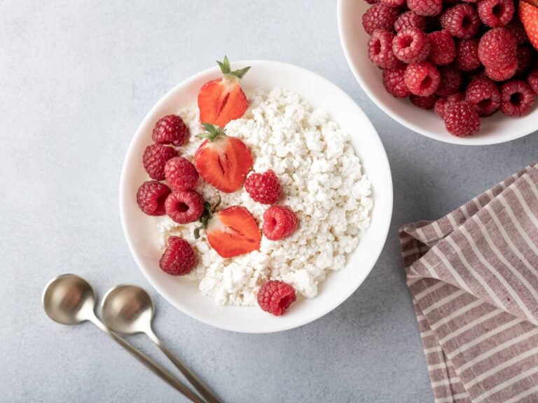Serek wiejski z owocami. Obrazek w artykule 6 najlepszych kombinacji na serek wiejski z owocami. Poznaj pyszne opcje!