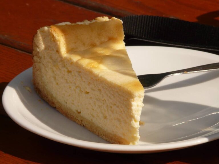 Kawałek sernika. Obrazek w artykule Fajny pomysł na sernik z mleka w proszku. Wypróbuj pyszny przepis na ciasto z mlekiem w proszku
