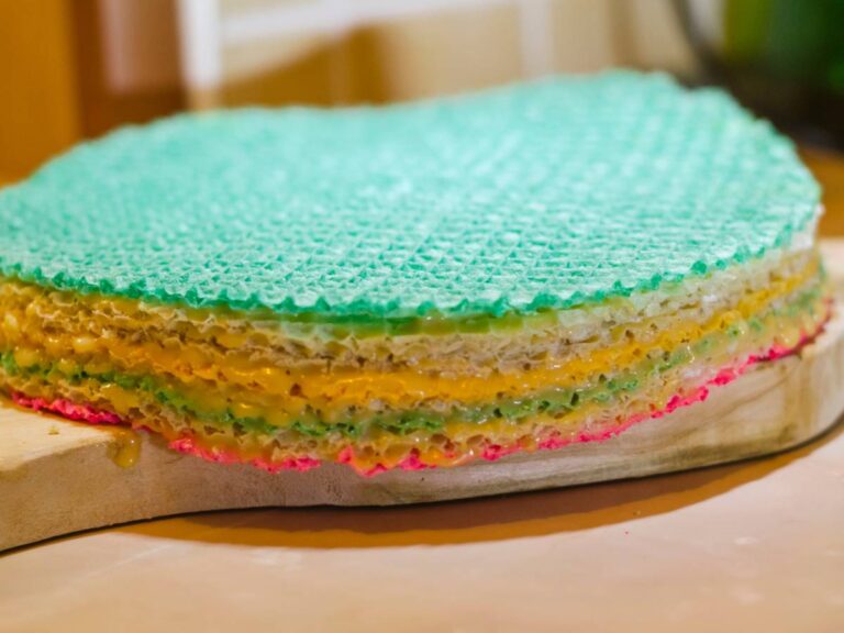 Kolorowy sernik. Obrazek w artykule Spróbuj ten sernik z mleka skondensowanego. Odkryj pyszny przepis na proste ciasto