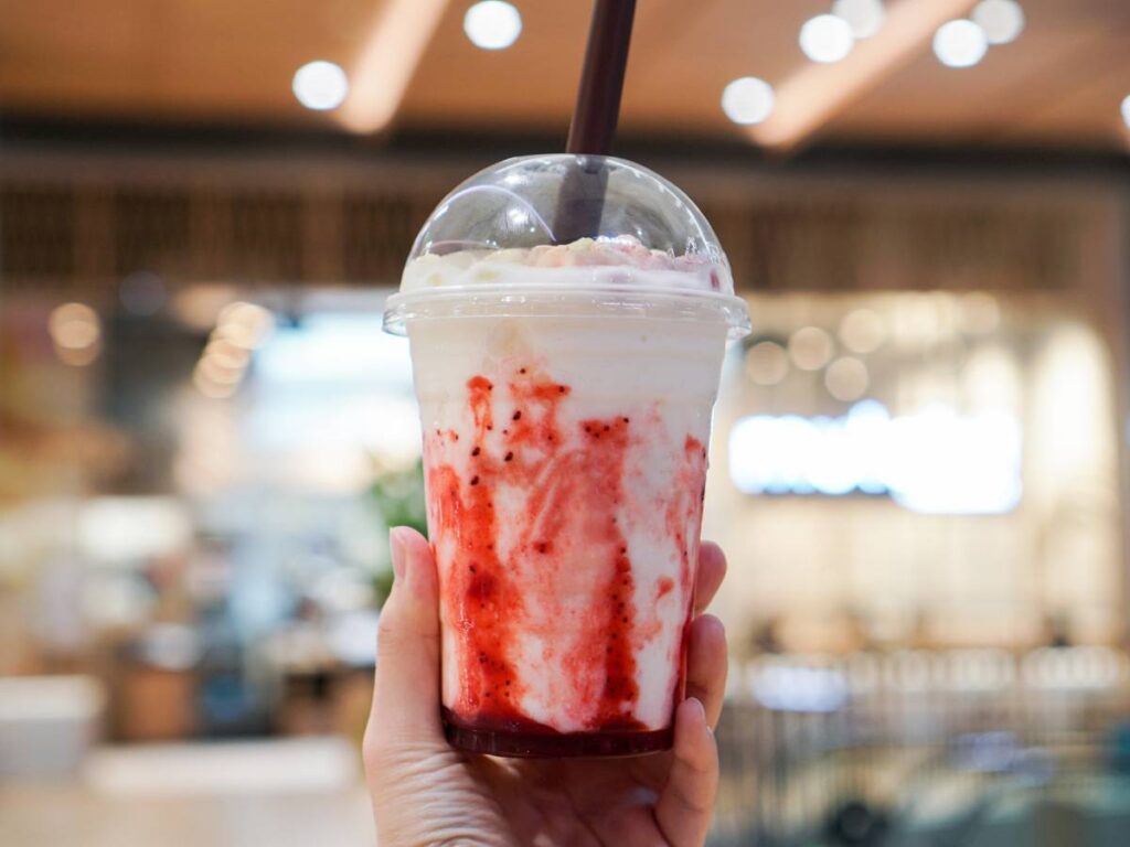 Podpowiadamy, jak krok po kroku zrobić shake z lodów i mleka 6 Shake z dodatkiem owoców. Obrazek w artykule Podpowiadamy, jak krok po kroku zrobić shake z lodów i mleka