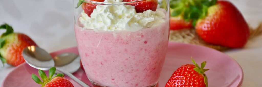 Podpowiadamy, jak krok po kroku zrobić shake z lodów i mleka 2 Shake truskawkowy. Obrazek w artykule Podpowiadamy, jak krok po kroku zrobić shake z lodów i mleka