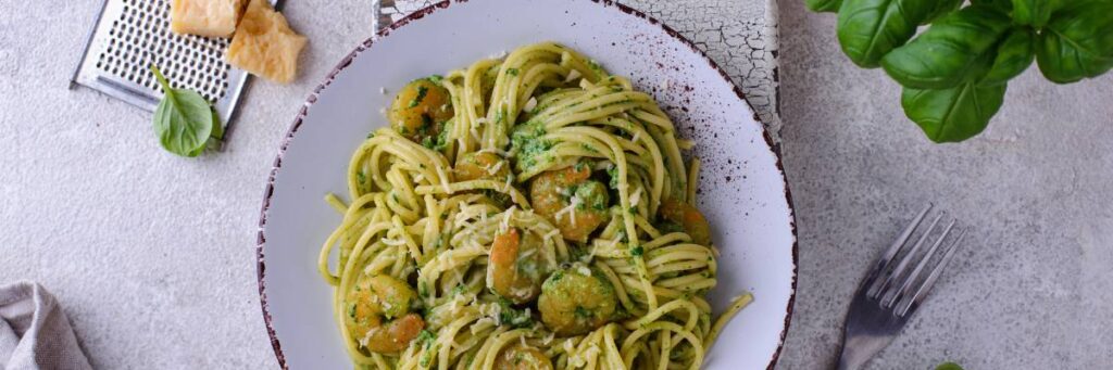 Czym zastąpić śmietanę w sosie? Odkryj niezawodne alternatywy dla śmietany 2 Carbonara ładnie podana. Obrazek w artykule Czym zastąpić śmietanę w sosie? Odkryj niezawodne alternatywy dla śmietany