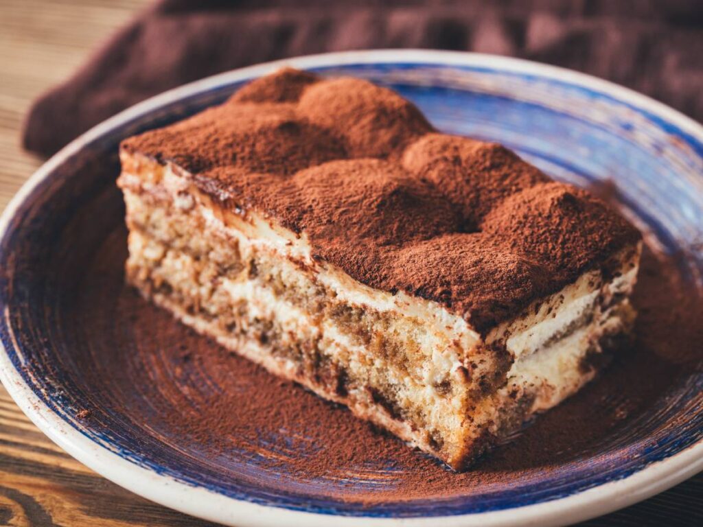 Przepis na pyszne tiramisu ze skyrem. Poznaj znakomity lekki deser ze skyrem 5 Ciasto na talerzyku. Obrazek w artykule Przepis na pyszne tiramisu ze skyrem. Poznaj znakomity lekki deser ze skyrem