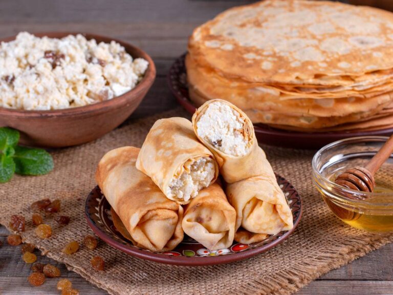 Naleśniki. Obrazek w artykule Co zrobić z twarogu na słodko? 5 pomysłów do wykorzystania w Twojej kuchni na twaróg na słodko