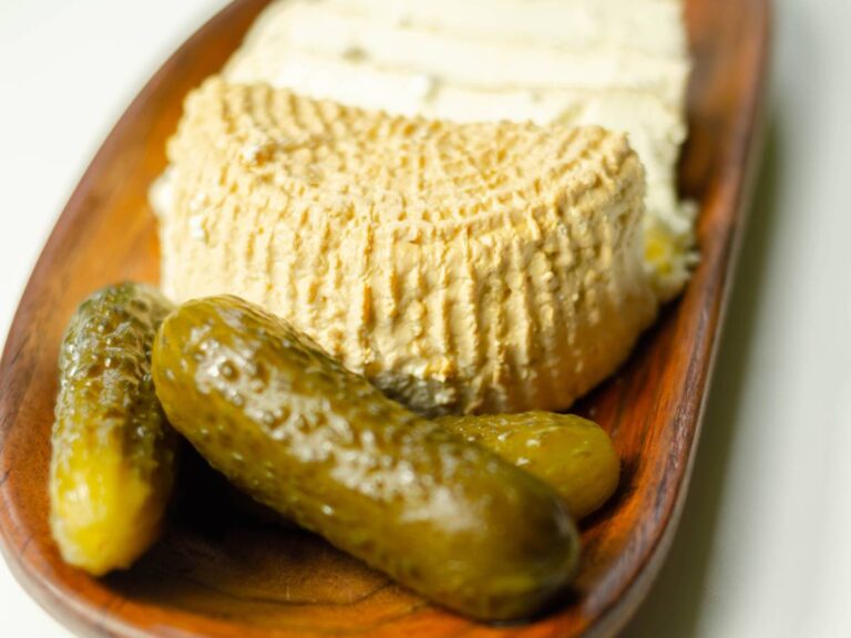 Ogórki kiszone i twaróg wędzony. Obrazek w artykule Z czym jeść twaróg wędzony? Odkryj 3 niebanalne połączenia smakowe!