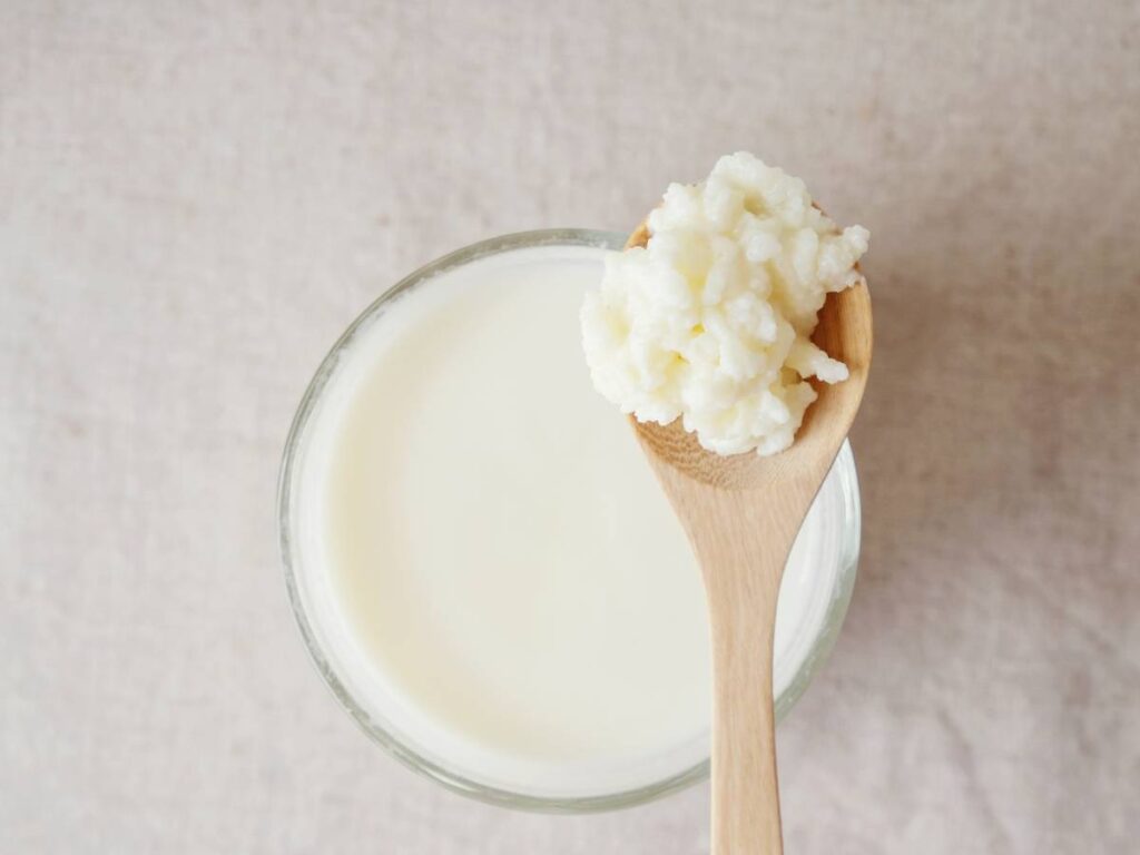 Czy kefir jest dobry na zgagę i dlaczego? Odkryj prozdrowotne właściwości kefiru 8 Szklanka z kefirem. Obrazek w artykule Czy kefir jest dobry na zgagę i dlaczego? Odkryj prozdrowotne właściwości kefiru