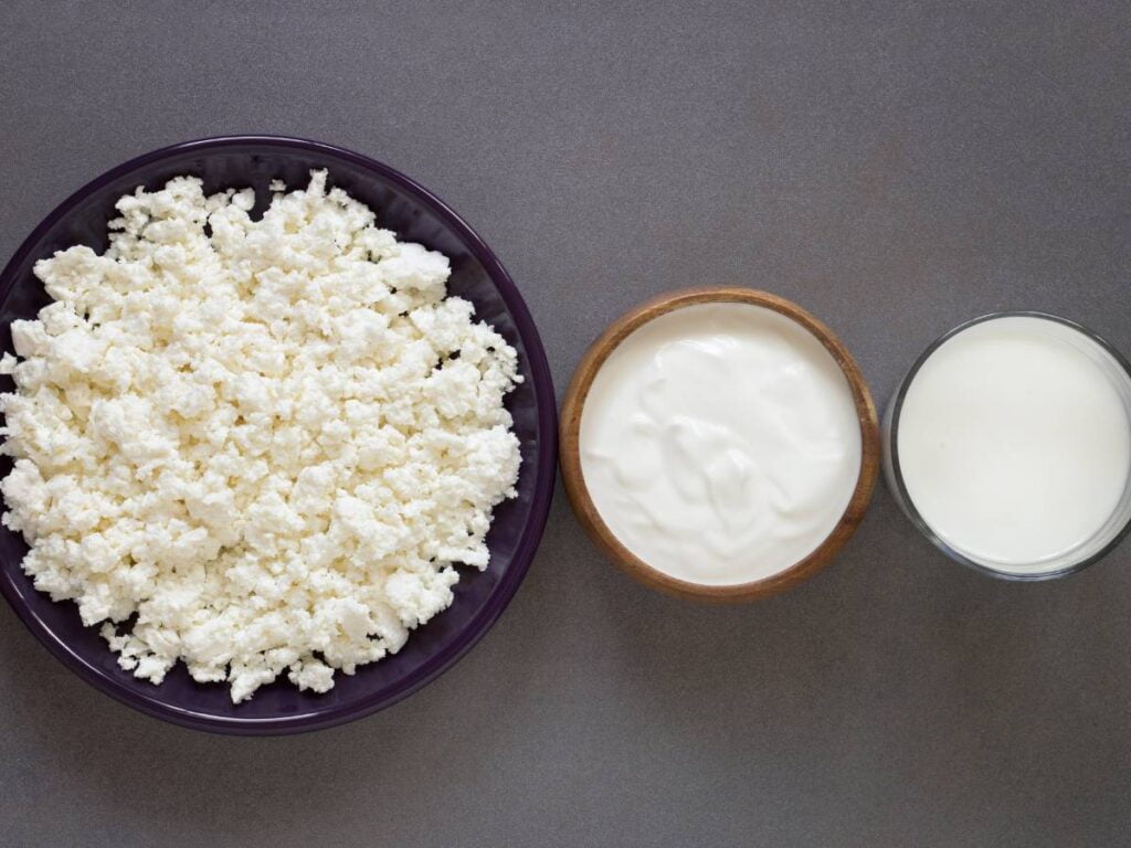 Zsiadłe mleko a kefir. Poznaj podobieństwa i różnice 7 Zsiadłe mleko, twaróg i kefir. Obrazek w artykule Zsiadłe mleko a kefir. Poznaj podobieństwa i różnice