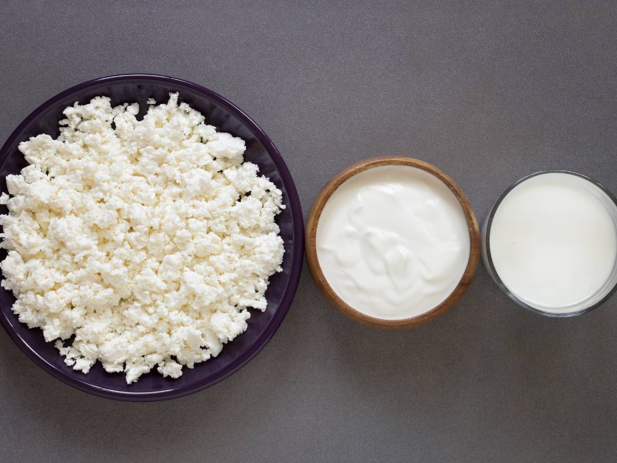 Zsiadłe mleko a kefir. Poznaj podobieństwa i różnice 1 Zsiadłe mleko, twaróg i kefir. Obrazek w artykule Zsiadłe mleko a kefir. Poznaj podobieństwa i różnice