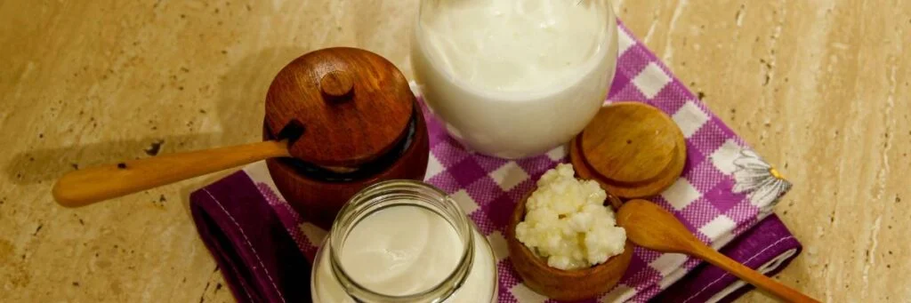 Zsiadłe mleko a kefir. Poznaj podobieństwa i różnice 2 Szklanka mleka i kefiru. Obrazek w artykule Zsiadłe mleko a kefir. Poznaj podobieństwa i różnice