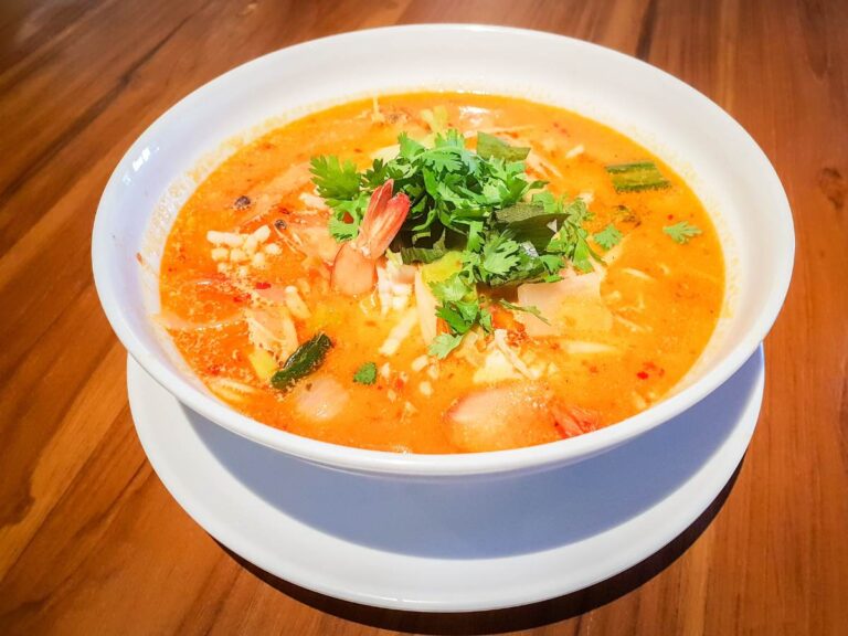 Talerz zupy. Obrazek w artykule Oryginalna zupa tajska z mlekiem kokosowym. Przepis krok po kroku