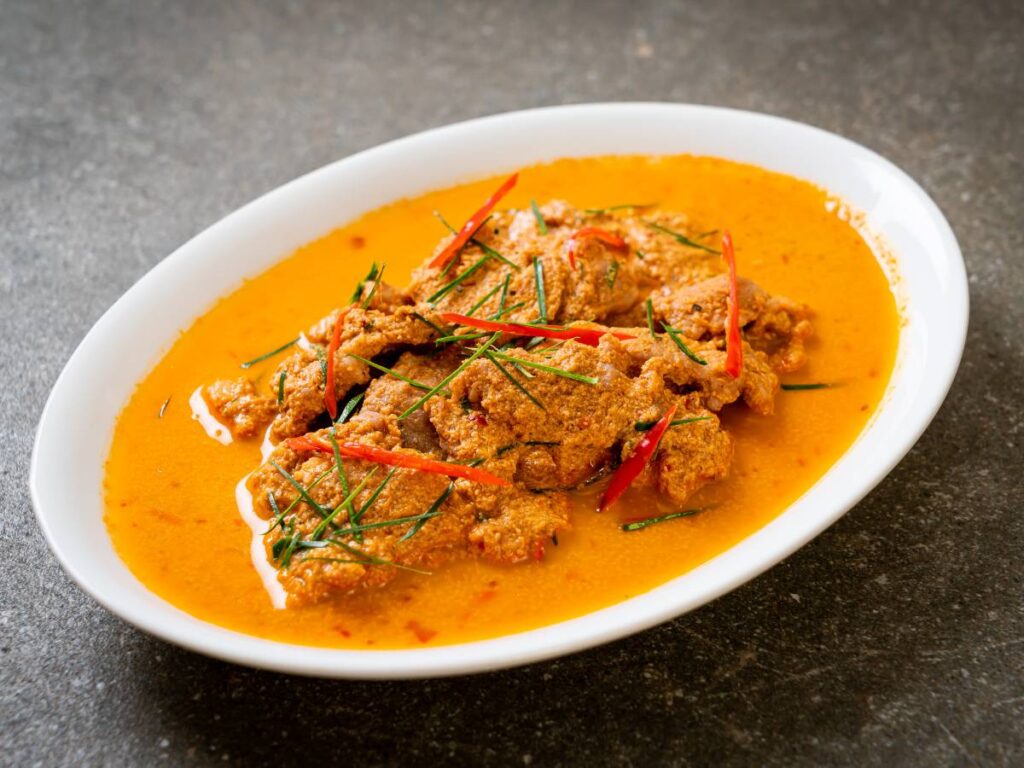3 orientalne przepisy z mlekiem kokosowym. Poznaj smaki kuchni Wschodu 6 Kurczak z curry. Obrazek w artykule 3 orientalne przepisy z mlekiem kokosowym. Poznaj smaki kuchni Wschodu
