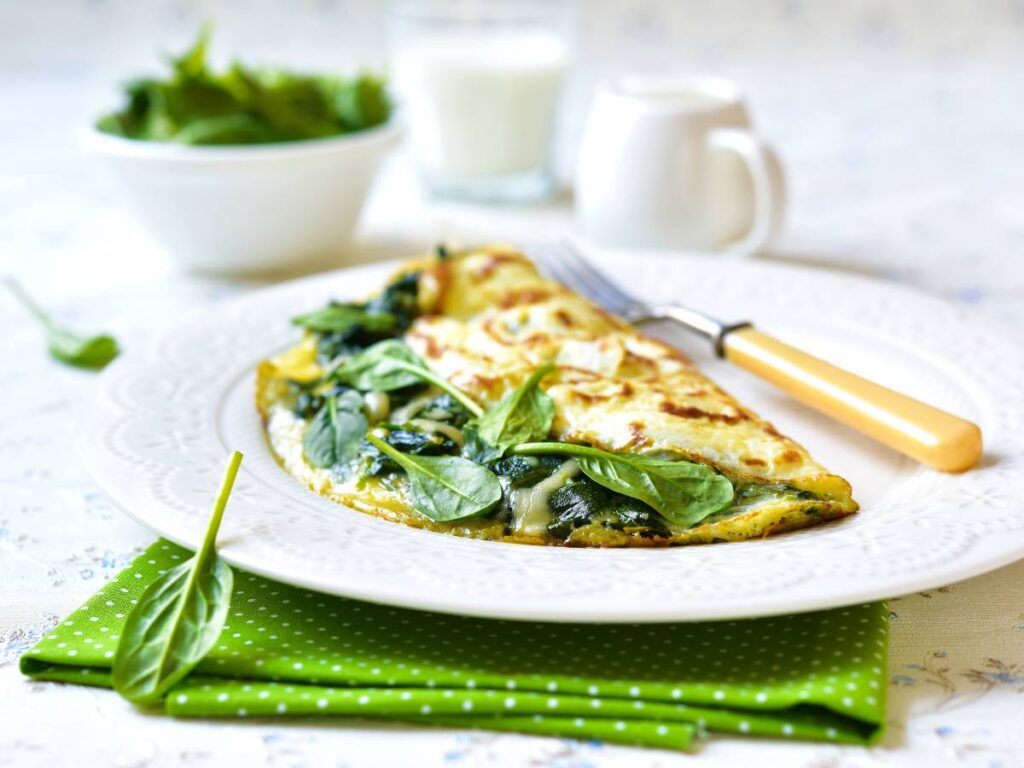 3 pomysły na fit omlet, nie tylko dla dbających o linię. Poznaj przepisy i wypróbuj je 3 Omlet ze szpinakiem na talerzu. Obrazek w artykule 3 pomysły na fit omlet, nie tylko dla dbających o linię. Poznaj przepisy i wypróbuj je