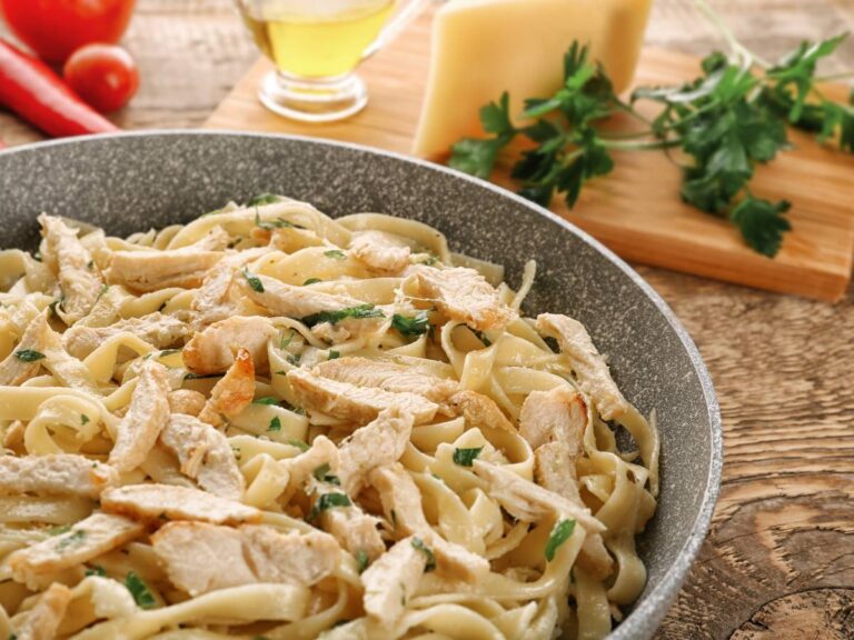 Patelnia z makaronem. Obrazek w artykule Doradzamy, jak zrobić makaron z serem, który wszystkim smakuje. Przepis na mistrzowską potrawę