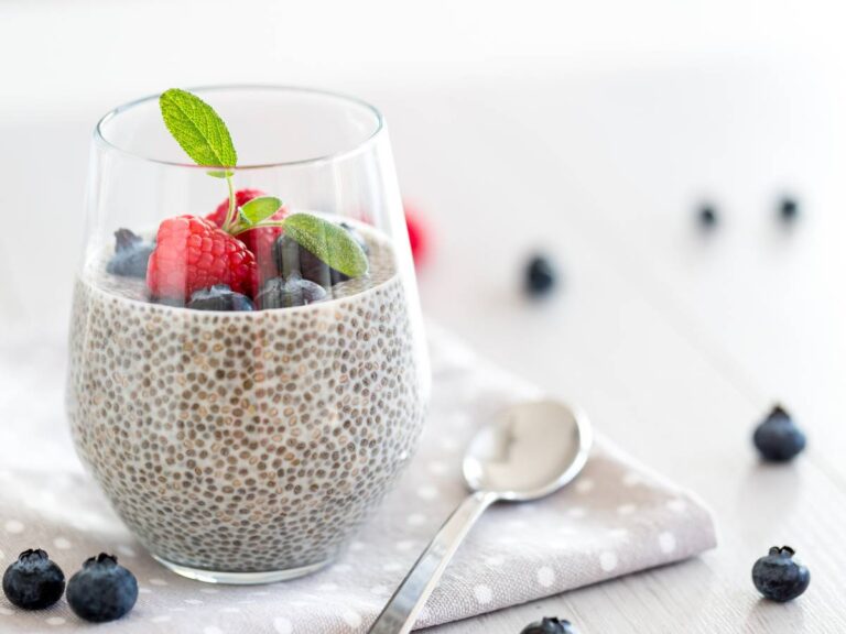 SZklanka puddingu z owocami i chia. Obrazek w artykule Jak zrobić pudding chia z mlekiem kokosowym? Poznaj z nami ten unikalny przepis