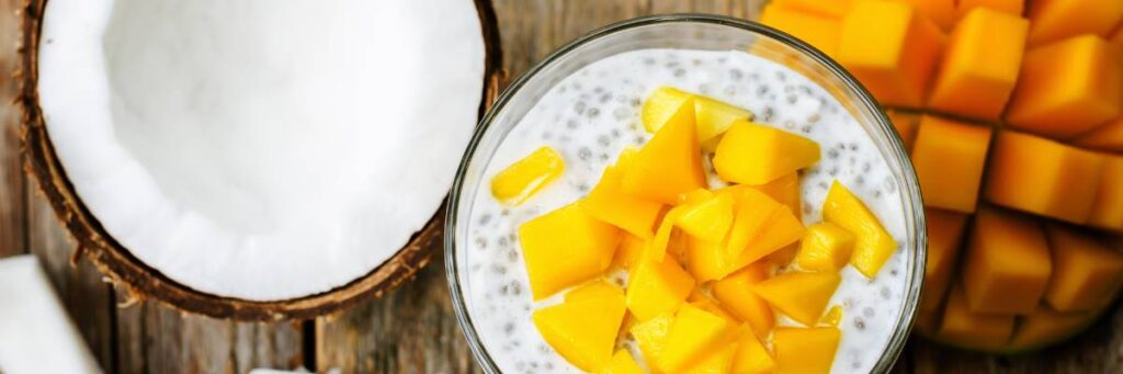 Jak zrobić pudding chia z mlekiem kokosowym? Poznaj z nami ten unikalny przepis 2 Pół kokosa, mango i puddding chia. Obrazek w artykule Jak zrobić pudding chia z mlekiem kokosowym? Poznaj z nami ten unikalny przepis