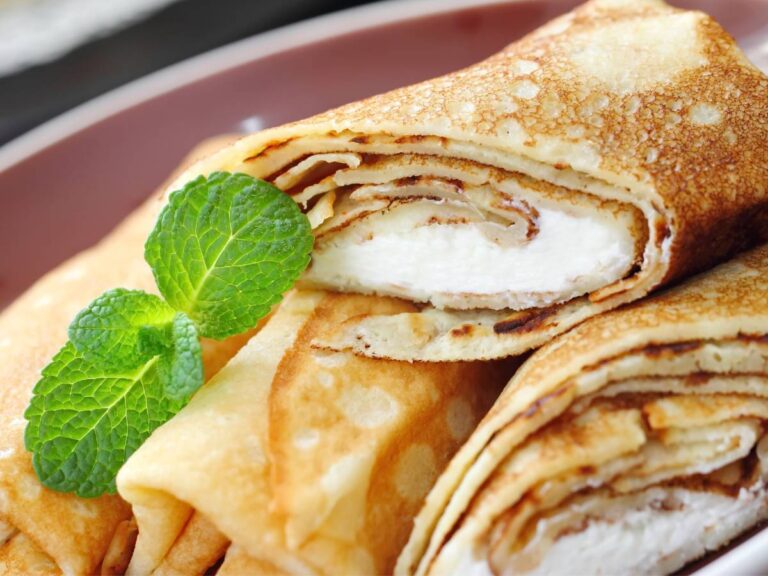 Klasyczne naleśniki z twarogiem. Obrazek w artykule Odkrywamy 3 przepisy na twaróg do naleśników. Wybierz najlepszy smak