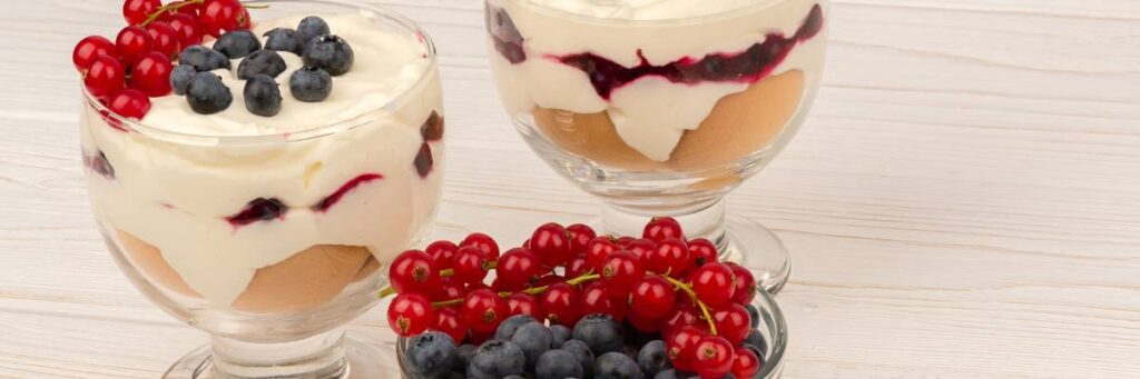 Tłumaczymy, jak połączyć bitą śmietanę z serkiem mascarpone. Odkryj przepis krok po kroku 1 Trzy szklanki z deserem z bitej śmietany i mascarpone. Obrazek w artykule Tłumaczymy, jak połączyć bitą śmietanę z serkiem mascarpone. Odkryj przepis krok po kroku