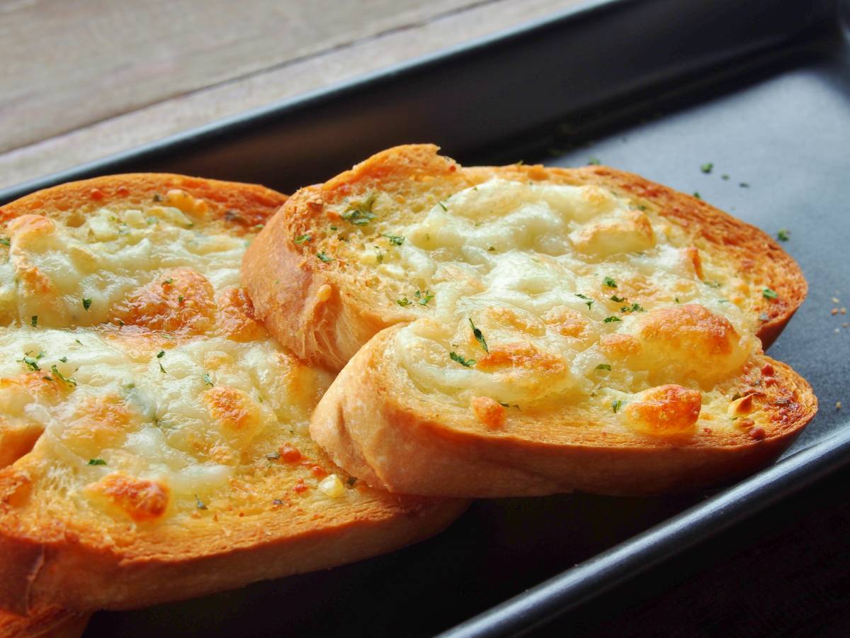 Doradzamy, jak zrobić chleb czosnkowy z serem lepszy niż w restauracji 1 Grzaneczki z chleba i sera. Obrazek w artykule Doradzamy, jak zrobić chleb czosnkowy z serem lepszy niż w restauracji