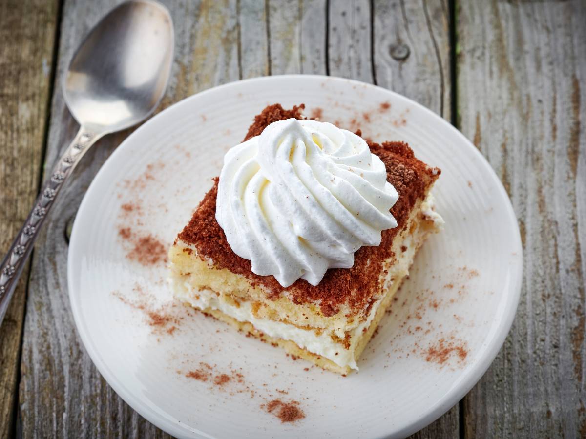 3 proste przepisy na szybkie ciasto z bitą śmietaną bez pieczenia. Wybierz swoje ulubione! 1 Tiramisu. Obrazek w artykule 3 proste przepisy na szybkie ciasto z bitą śmietaną bez pieczenia. Wybierz swoje ulubione!