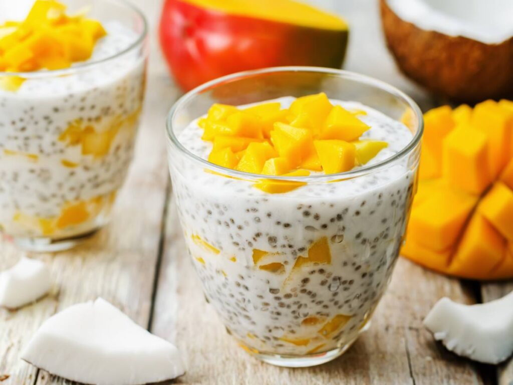 Skosztuj ten pyszny deser chia z mlekiem kokosowym i mango. Poznaj wartościową słodkość 5 Szklanka z chia i mango. Obrazek w artykule Skosztuj ten pyszny deser chia z mlekiem kokosowym i mango. Poznaj wartościową słodkość