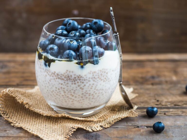 Szklanka deseru z chia z borówkami. Obrazek w artykule Odkryj przepis na prawdopodobnie najlepszy deser z chia z mlekiem kokosowym