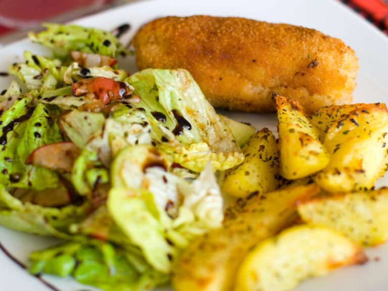 Kotlet de volaille z ziemniakami i surówką. Obrazek w artykule Doradzamy, jak zrobić devolay z serem na pyszny obiad. Podajemy przepis krok po kroku