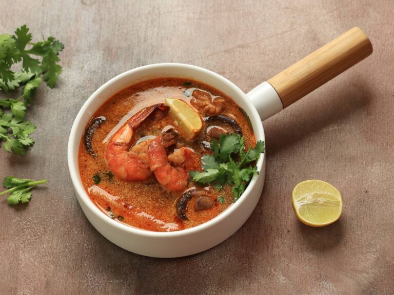 Rondelek z krewetkami. Obrazek w artykule Orientalny przepis na krewetki z mlekiem kokosowym. Przygotuj z nami krok po kroku!