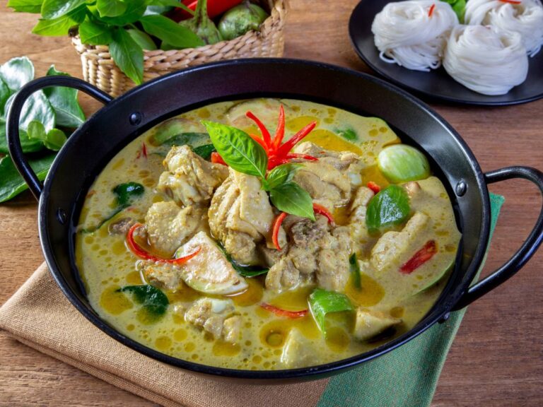 Patelnia z kurczakiem z mleczkiem kokosowym i warzywami. Obrazek w artykule Kurczak po tajsku z mlekiem kokosowym i warzywami krok po kroku. Wypróbuj pyszne danie!