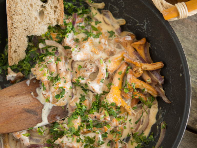 Patelnia kurek w śmietanie. Obrazek w artykule Zdradzamy tajemnicę, jak zrobić kurki w śmietanie krok po kroku. Poznaj smakowity przepis!