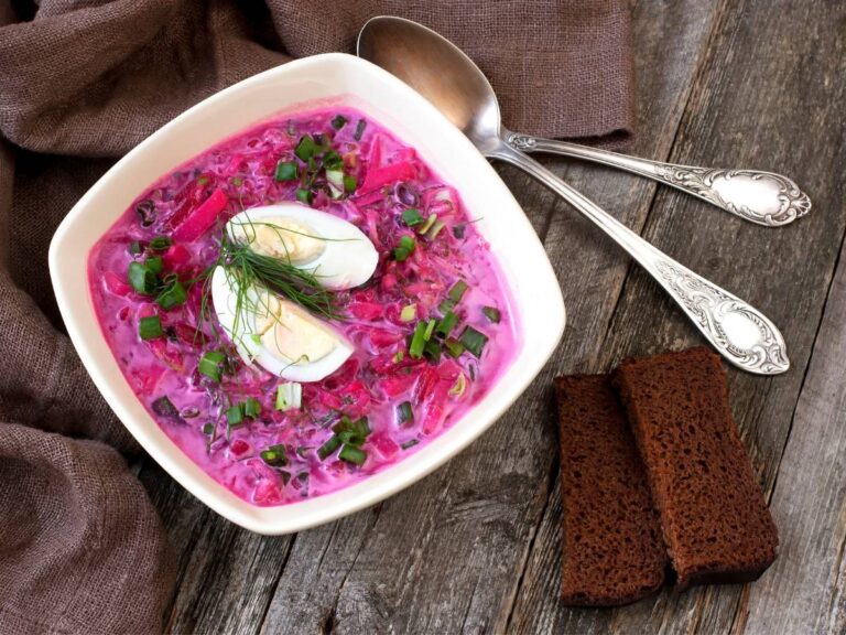 Talerz chłodnika. Obrazek w artykule Co można zrobić z maślanką, którą masz w lodówce? Poznaj dania z maślanką