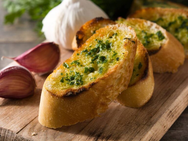 Grzaneczka z masłem czosnkowym. Obrazek w artykule Doradzamy, jak zrobić masło czosnkowe idealne do chleba. Przepis na masło czosnkowe krok po kroku