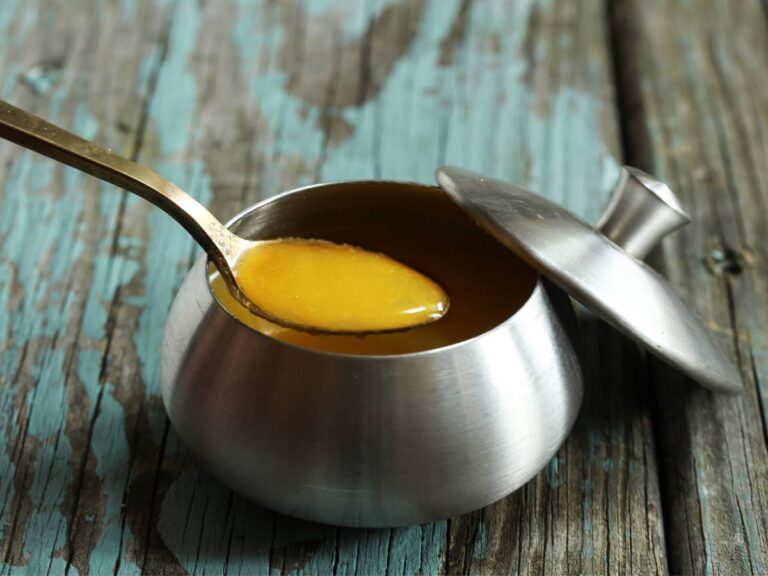 Rondelek z masłem klarowanym. Obrazek w artykule Analizujemy, czy masło klarowane jest zdrowe. Wszystko od A do Z