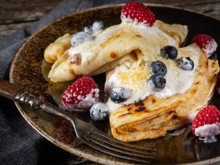 Naleśniki z śmietaną i owocami.Obrazek w artykule 3 przepisy na naleśniki z serem i owocami, które zasmakują wszystkim