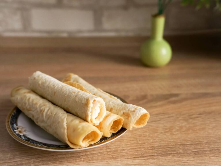 Talerz nalesników. Obrazek w artykule Rozwiewamy wątpliwości, czy naleśniki z serem można mrozić