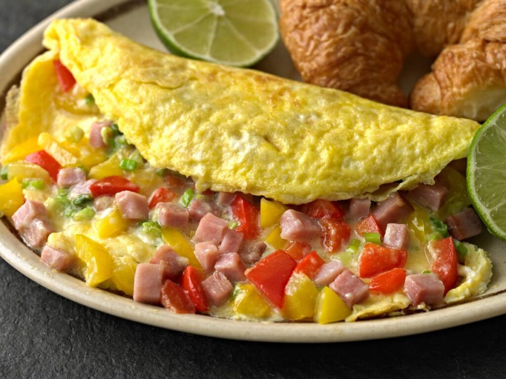 Podpowiadamy, jak zrobić omlet z mąką i mlekiem. Pyszny przepis na lekkie śniadanie lub obiad 6 Omlet z nadzieniem. Obrazek w artykule Podpowiadamy, jak zrobić omlet z mąką i mlekiem. Pyszny przepis na lekkie śniadanie lub obiad