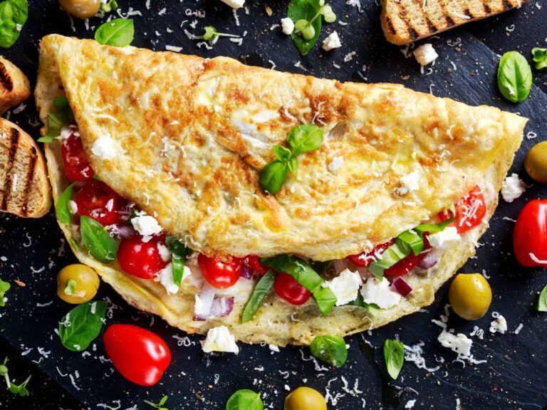 Omlet z pomidorkami i fetą. Obrazek w artykule Opowiadamy, jak się robi omlet krok po kroku