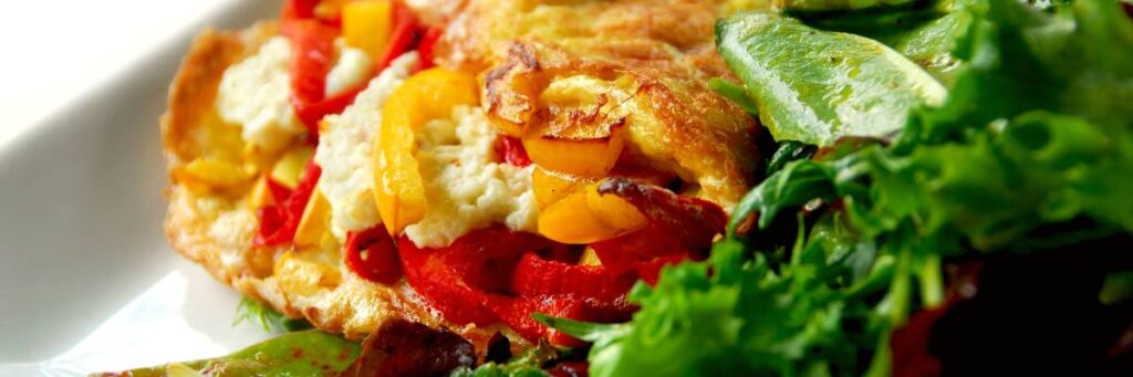 Opowiadamy, jak się robi omlet krok po kroku. Wypróbuj smakowity przepis 2 Omlet z sałatą i papryką. Obrazek w artykule Opowiadamy, jak się robi omlet krok po kroku