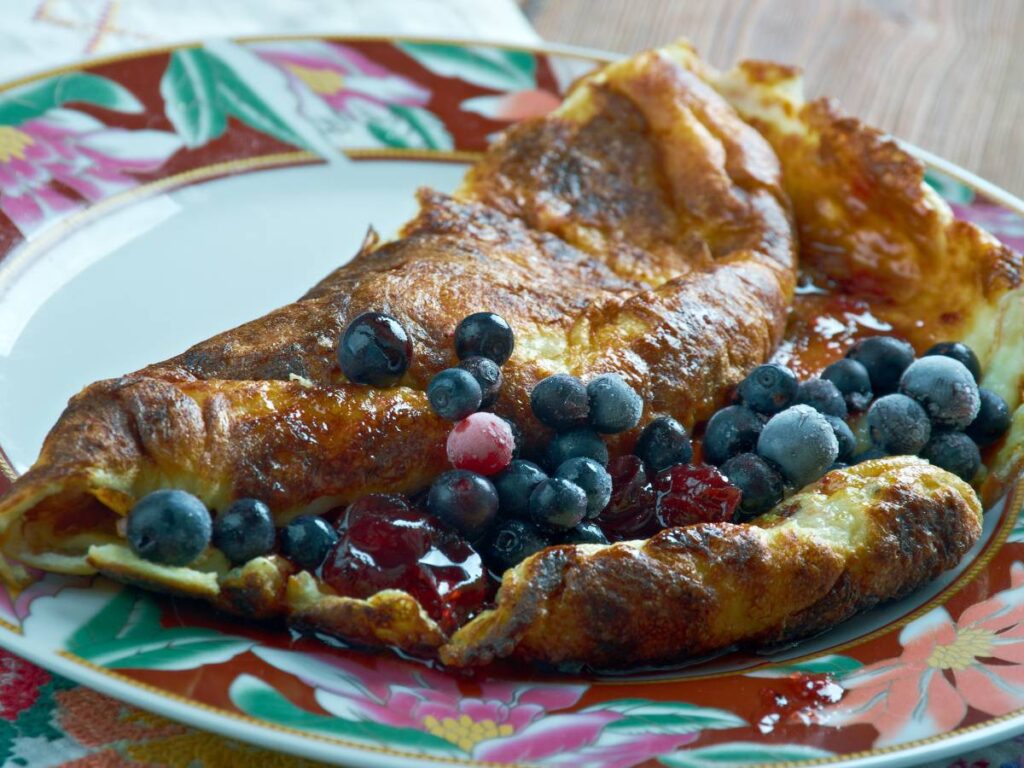 Podpowiadamy, jak krok po kroku przygotować fit omlet na słodko. Wypróbuj prosty przepis 7 Omlet z owocami. Obrazek w artykule Podpowiadamy, jak krok po kroku przygotować fit omlet na słodko. Wypróbuj prosty przepis