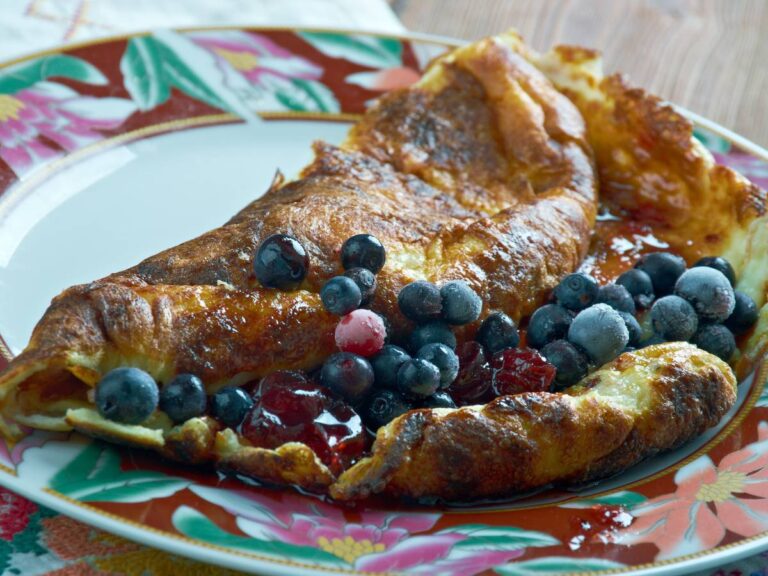 Omlet z owocami. Obrazek w artykule Podpowiadamy, jak krok po kroku przygotować fit omlet na słodko. Wypróbuj prosty przepis