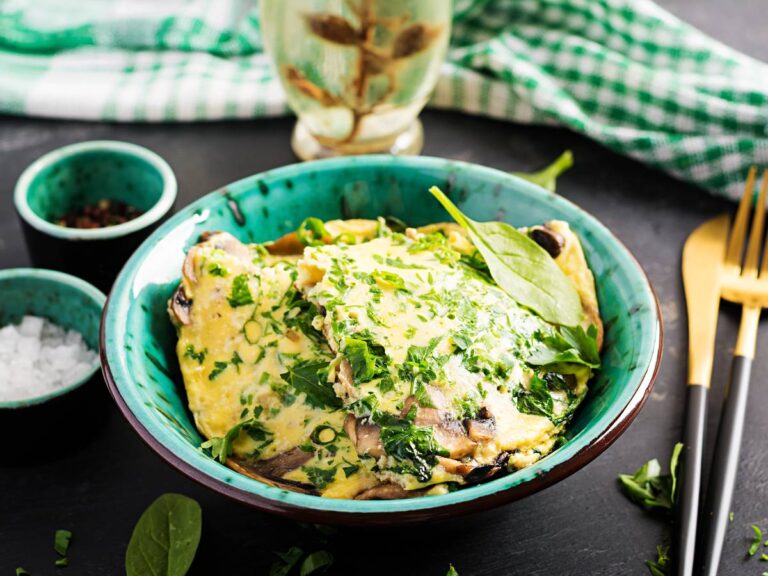 Talerz z omletem ze szpinakiem. Obrazek w artykule Jak krok po kroku przygotować omlet wysokobiałkowy?