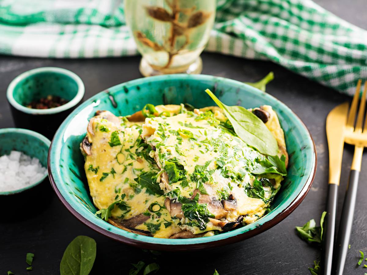 Jak krok po kroku przygotować omlet wysokobiałkowy? 1 Talerz z omletem ze szpinakiem. Obrazek w artykule Jak krok po kroku przygotować omlet wysokobiałkowy?