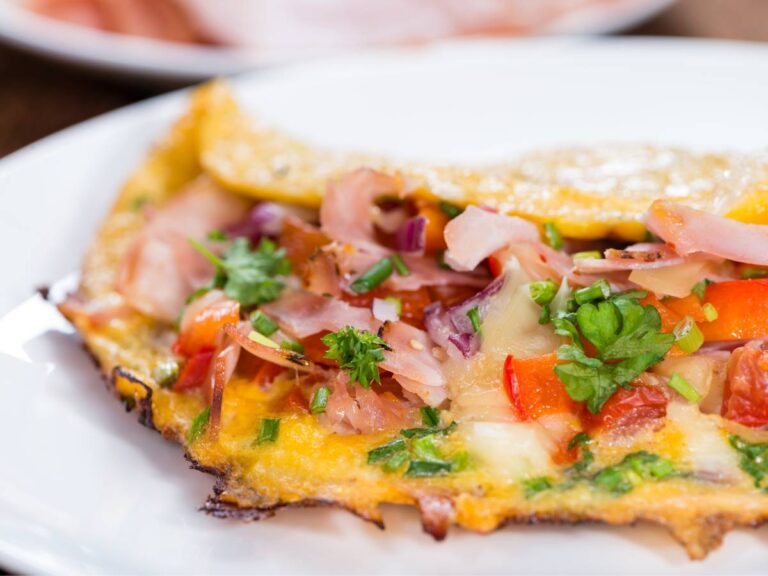 Omlet z szynką. Obrazek w artykule Doradzamy, jak zrobić omlet z szynką i serem nie tylko na śniadanie. Poradnik krok po kroku