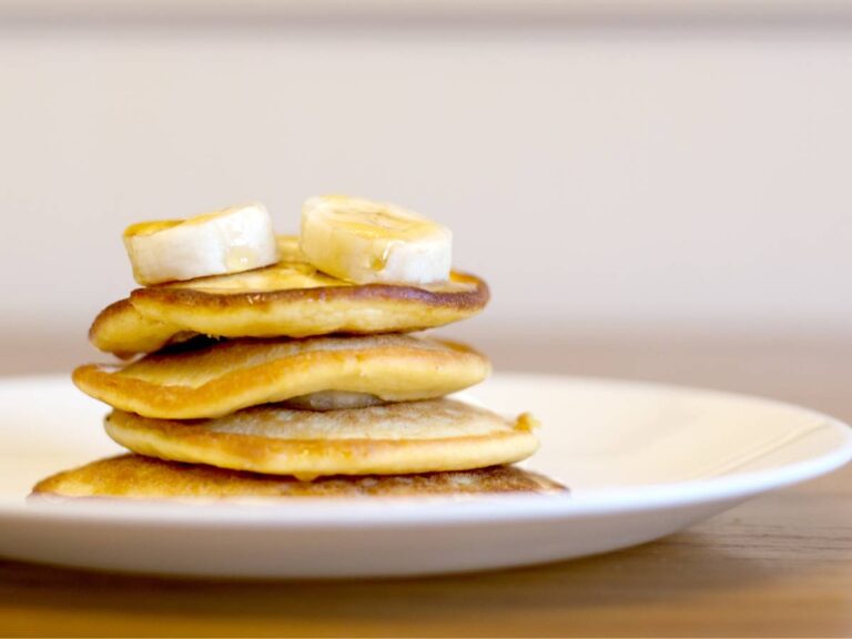 Talerz z plackami z banana i serka. Obrazek w artykule Jak przygotować krok po kroku placki z serka wiejskiego i banana? Poznaj pyszne danie