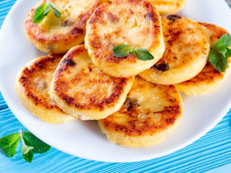 Placuszki na talerzu. Obrazek w artykule Poznaj 3 przepisy na przepyszne placki z serka wiejskiego