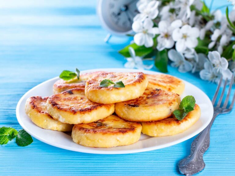 Talerz z placuszkami. Obrazek w artykule Poznaj pomysły na placki z serka wiejskiego bez jajek