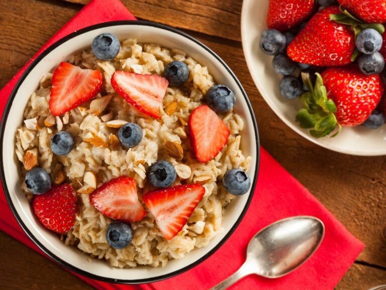 Talerz owsianki z owocami. Obrazek w artykule Znasz te 3 pomysły na płatki owsiane z mlekiem? Zrób pyszną owsiankę na śniadanie