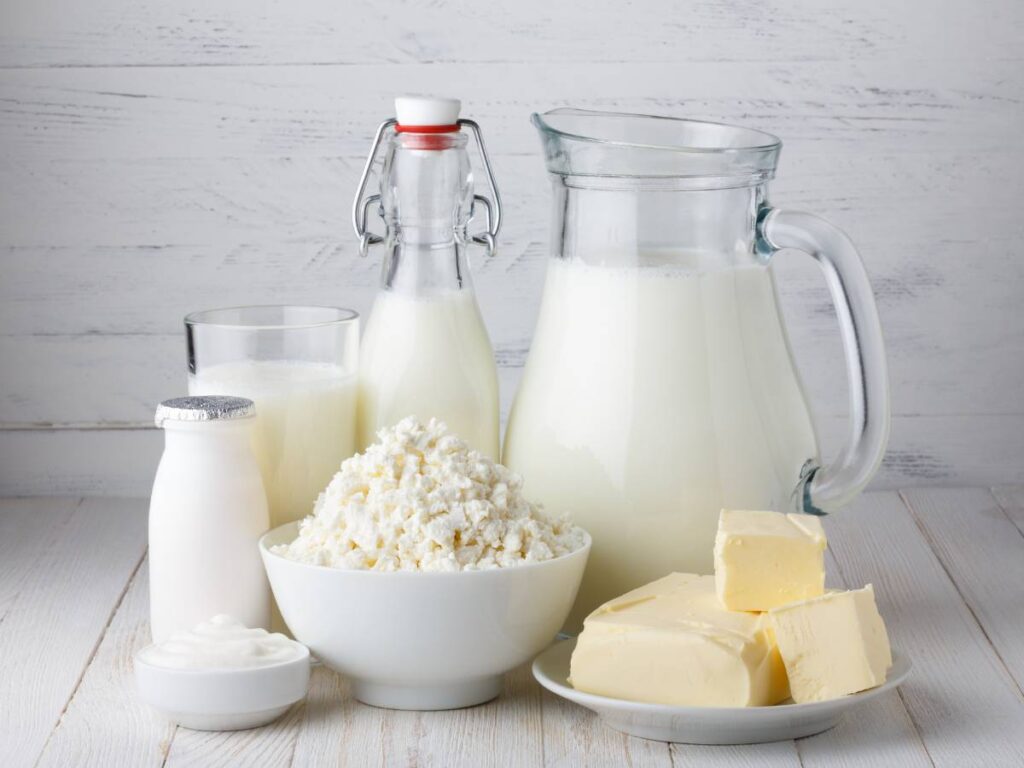 Analizujemy, co jest zdrowsze kefir, maślanka czy jogurt. Poznaj fakty i mity 7 Produkty z mleka w dzbanku, butelce i innych pojemnikach. Obrazek w artykule Analizujemy, co jest zdrowsze kefir, maślanka czy jogurt. Poznaj fakty i mity