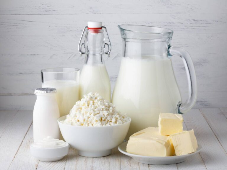 Produkty z mleka w dzbanku, butelce i innych pojemnikach. Obrazek w artykule Analizujemy, co jest zdrowsze kefir, maślanka czy jogurt. Poznaj fakty i mity