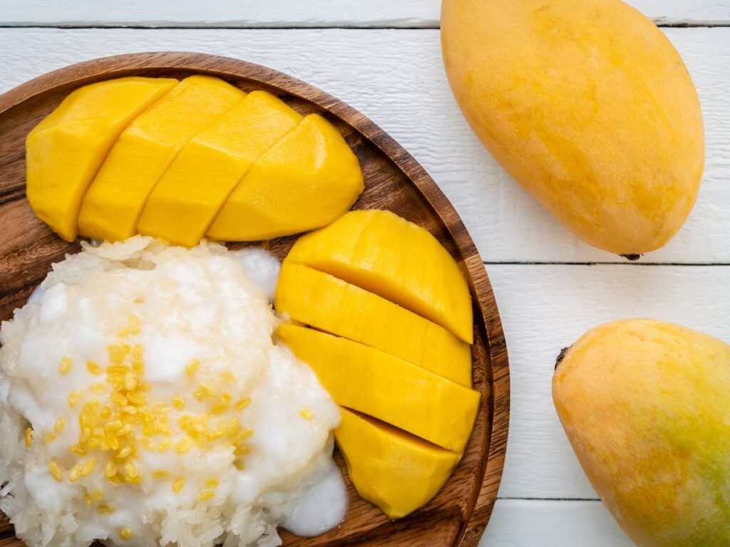 Poznaj 3 inspiracje na ryż z mlekiem kokosowym. Odkryj smak wszystkich opcji 9 Ryżż z mlekiem kokosowym i mango. Obrazek w artykule Poznaj 3 inspiracje na ryż z mlekiem kokosowym. Odkryj smak wszystkich opcji